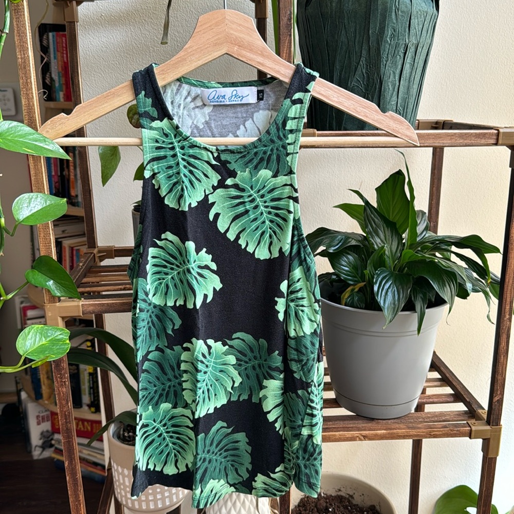 Ava Sky monstera tank, size x-small (can fit small), good used condition